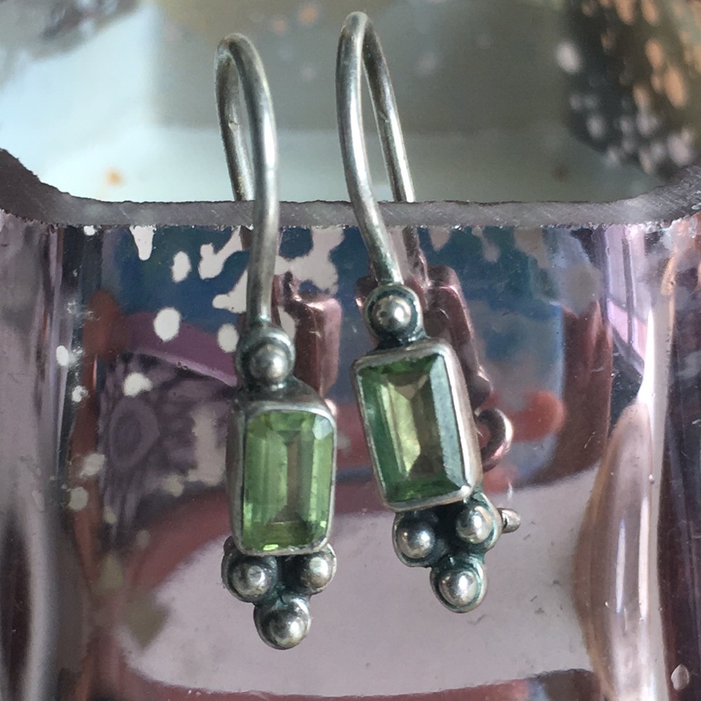 🌺 Tiny peridot earrings